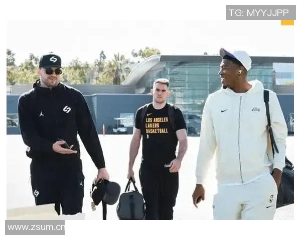 季前赛迎战湖人太阳队晒出布克马威帅气登机照引发关注